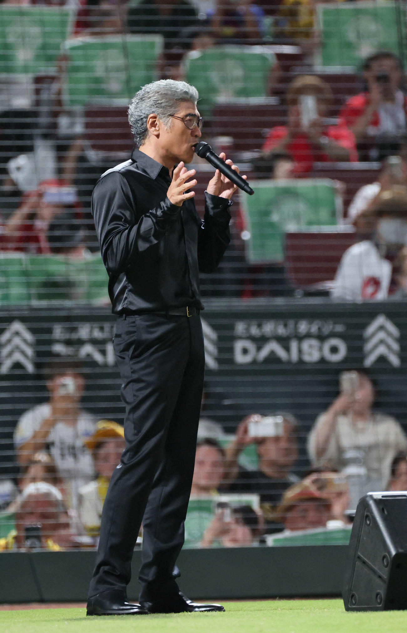 広島対阪神　5回裏終了後、イマジンを歌う吉川晃司（撮影・加藤孝規）
