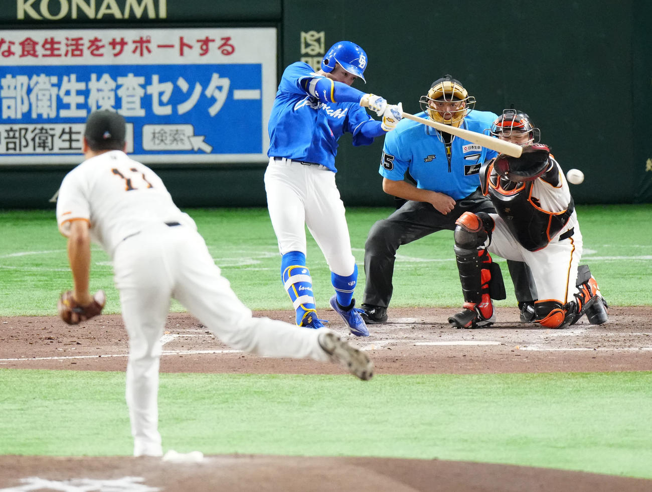 巨人対中日　3回表中日1死、右前打を放つ岡林。投手田中将（撮影・江口和貴）