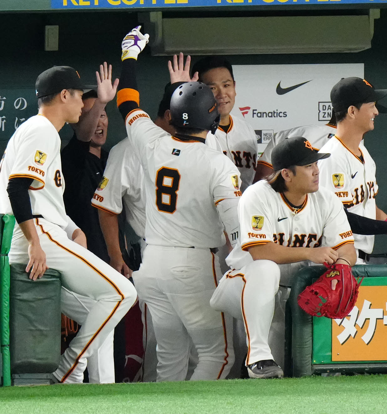 巨人対中日　1回裏巨人無死、先頭打者本塁打を放った丸（中央）とタッチを交わす田中将（撮影・江口和貴）