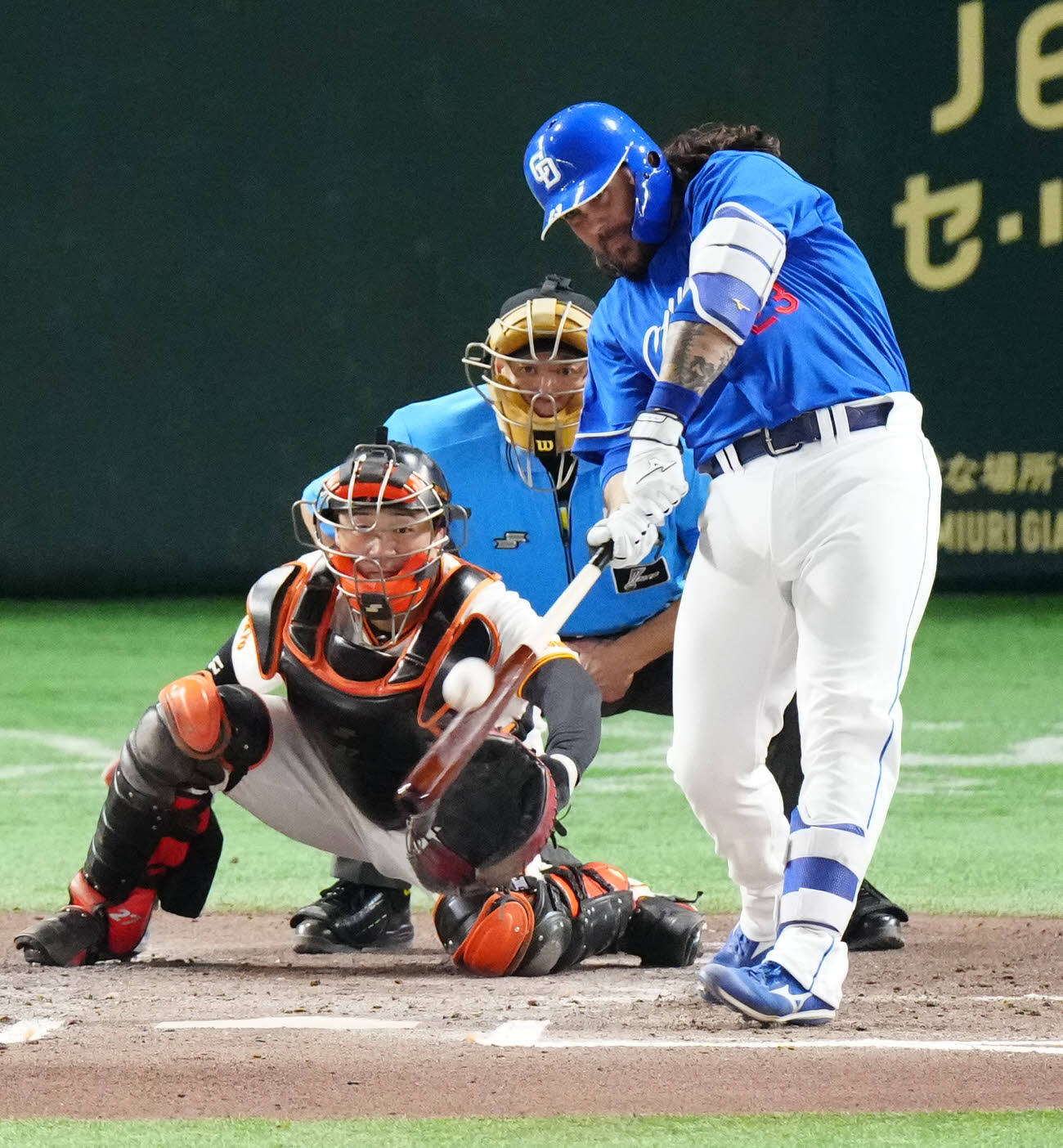 巨人対中日　6回表中日無死、左越えソロ本塁打を放つチェイビス（撮影・江口和貴）