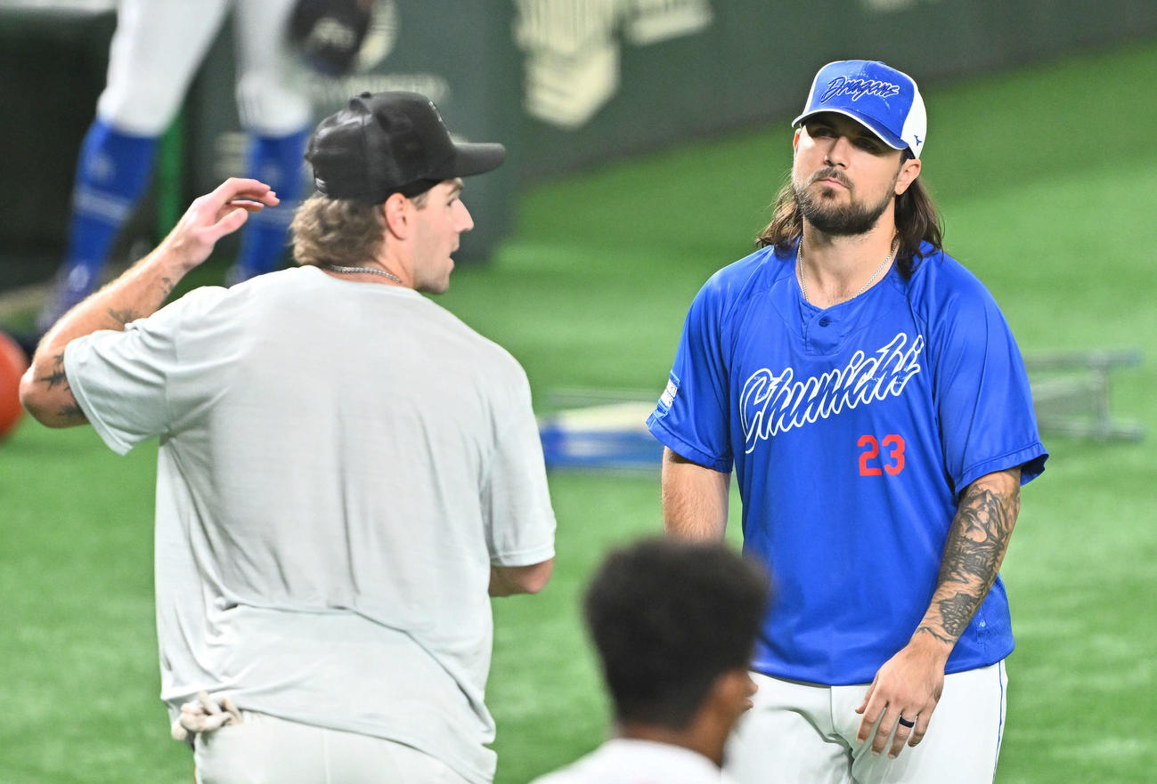 巨人対中日　試合前練習で打撃フォームについて話す巨人キャベッジ（左）と中日チェイビス（撮影・滝沢徹郎）