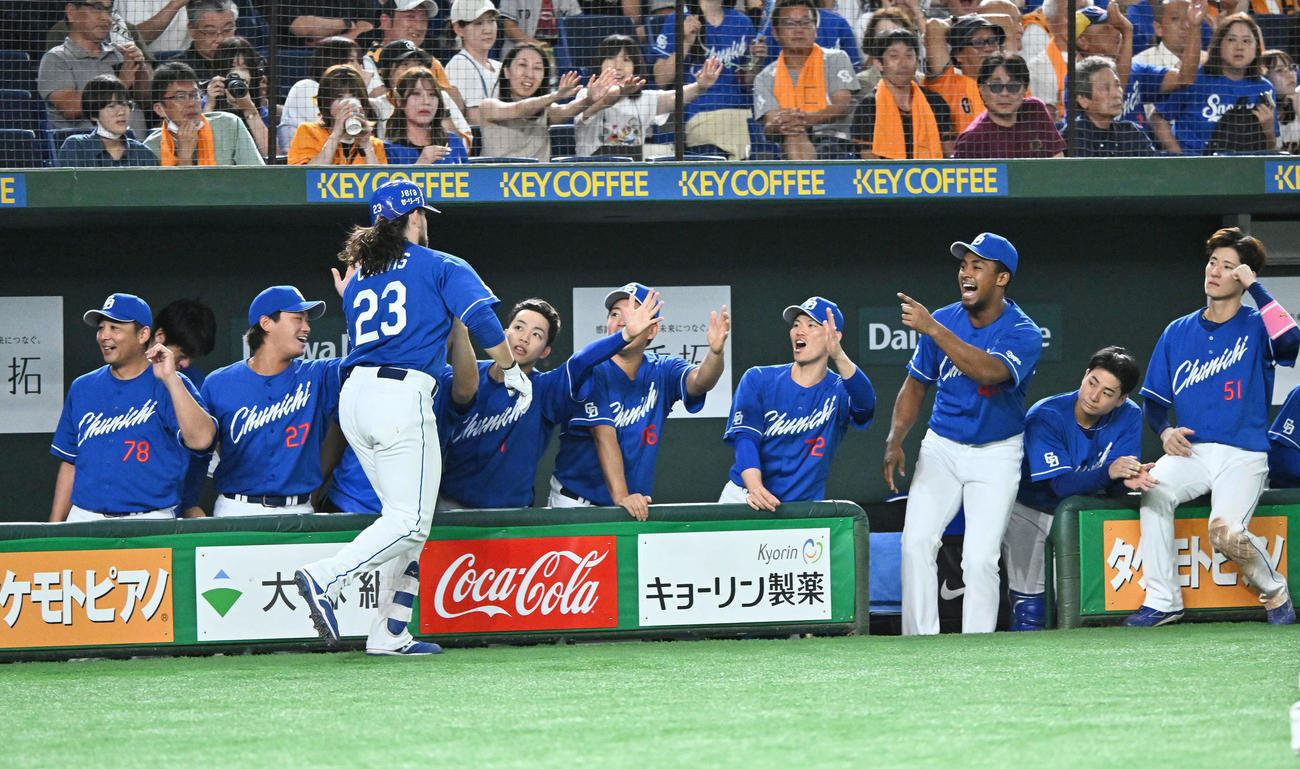 巨人対中日　6回表中日無死、ソロ本塁打を放ったチェイビス（手前）は生還しチームメートとタッチをかわす（撮影・滝沢徹郎）