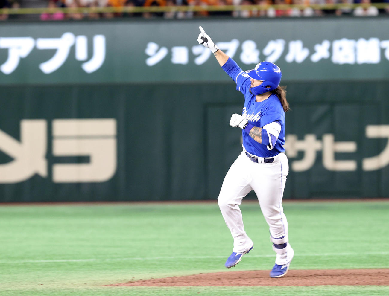 巨人対中日　6回表中日無死、ソロ本塁打を放ちファンにアピールするチェイビス（撮影・水谷安孝）
