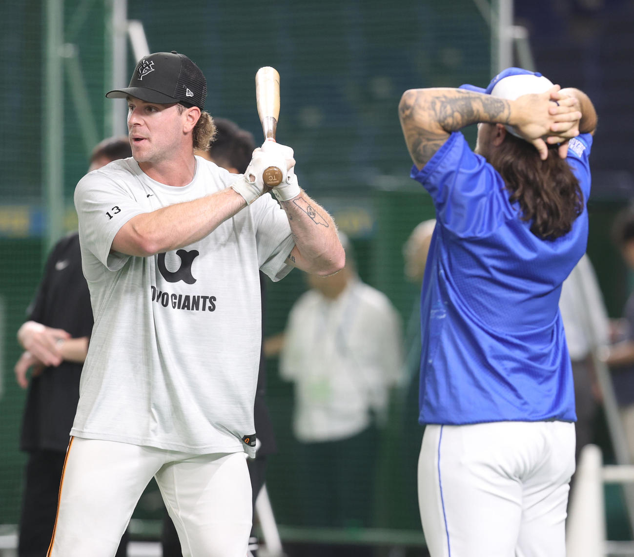 巨人対中日　試合前、野球談議に花を咲かせる巨人キャベッジ（左）と中日チェイビス（撮影・水谷安孝）