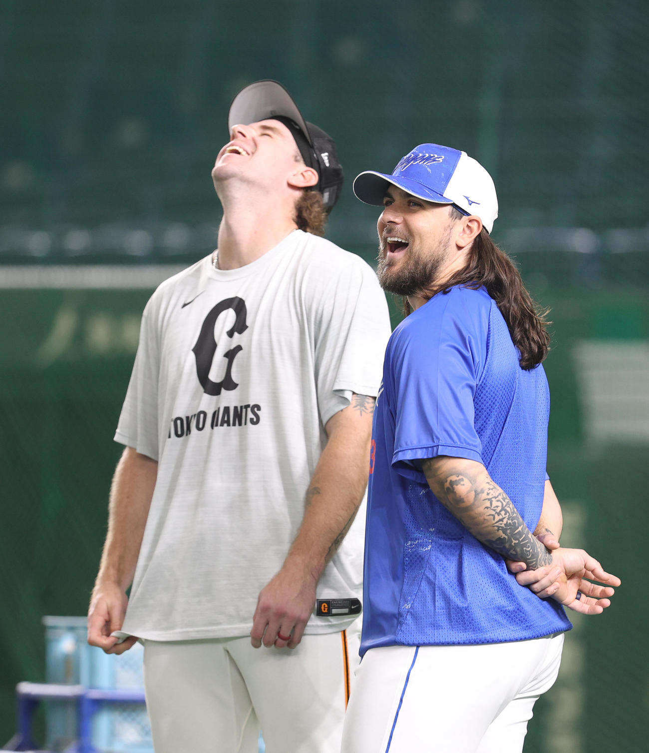 巨人対中日　試合前、談笑する巨人キャベッジ（左）と中日チェイビス（撮影・水谷安孝）