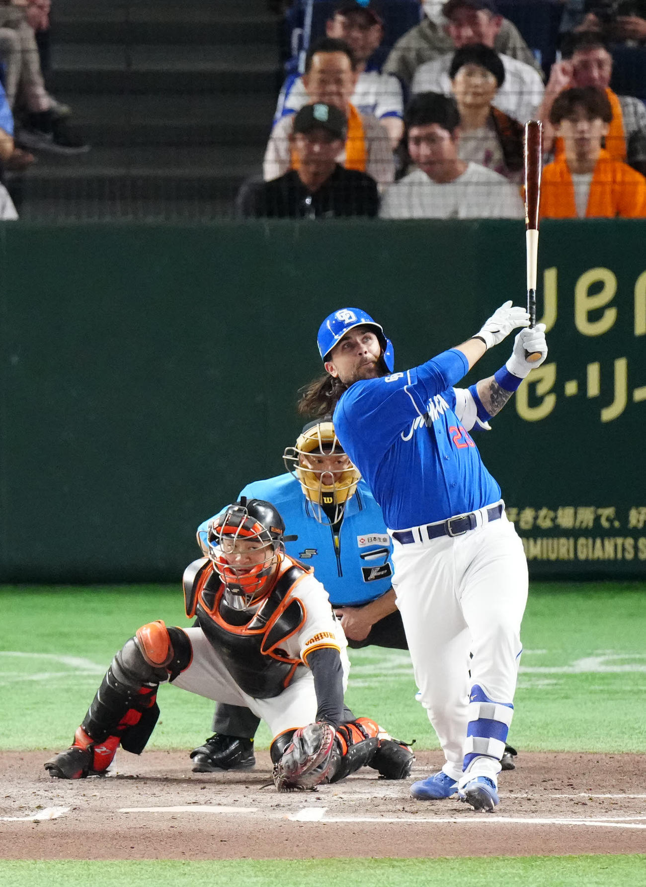 巨人対中日　6回表中日無死、左越えソロ本塁打を放つチェイビス（撮影・江口和貴）