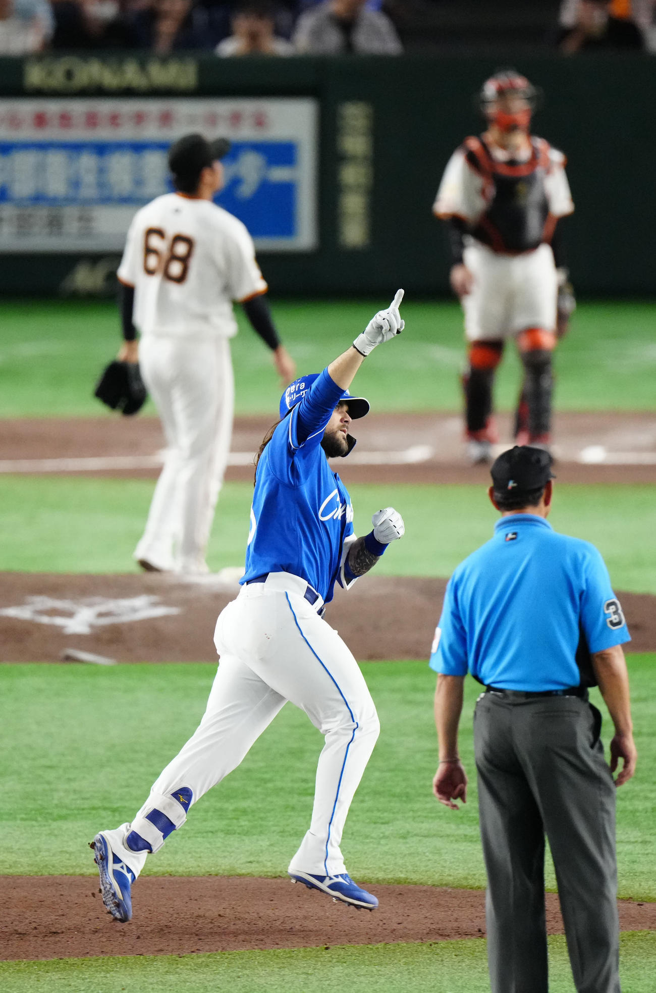 巨人対中日　6回表中日無死、左越えソロ本塁打を放ち、ダイヤモンドを1周するチェイビス（撮影・江口和貴）