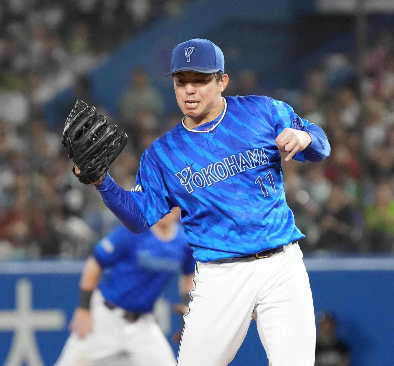 ヤクルト対DeNA 6回裏ヤクルト2死二、三塁、DeNA先発の東は古賀を投直に仕留める（撮影・小沢裕）
