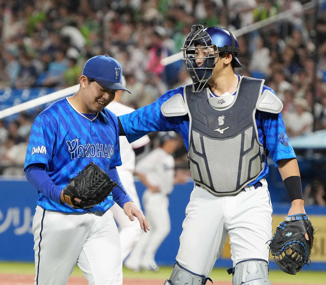 ヤクルト対DeNA 6回裏ヤクルト2死二、三塁、DeNA先発の東は古賀を投直に仕留め山本（右）からねぎらわれる（撮影・小沢裕）