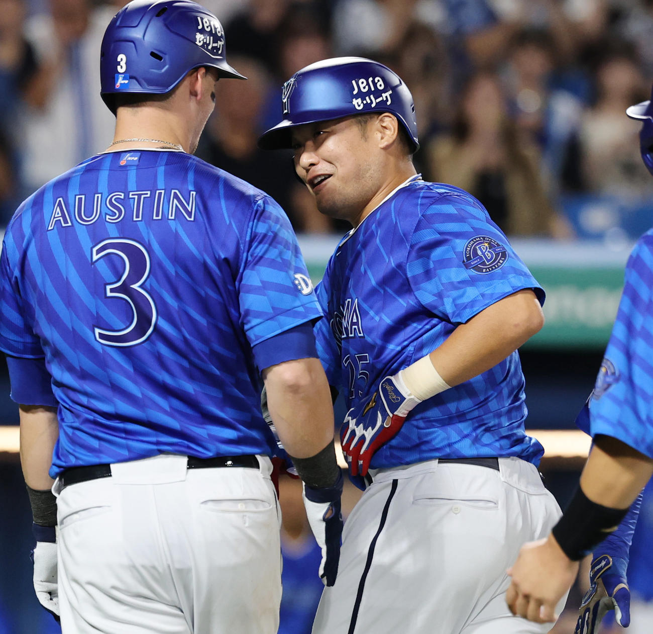 ヤクルト対DeNA 6回表DeNA2死一、二塁、右越え3点本塁打を放ち喜ぶ筒香（撮影・野上伸悟）