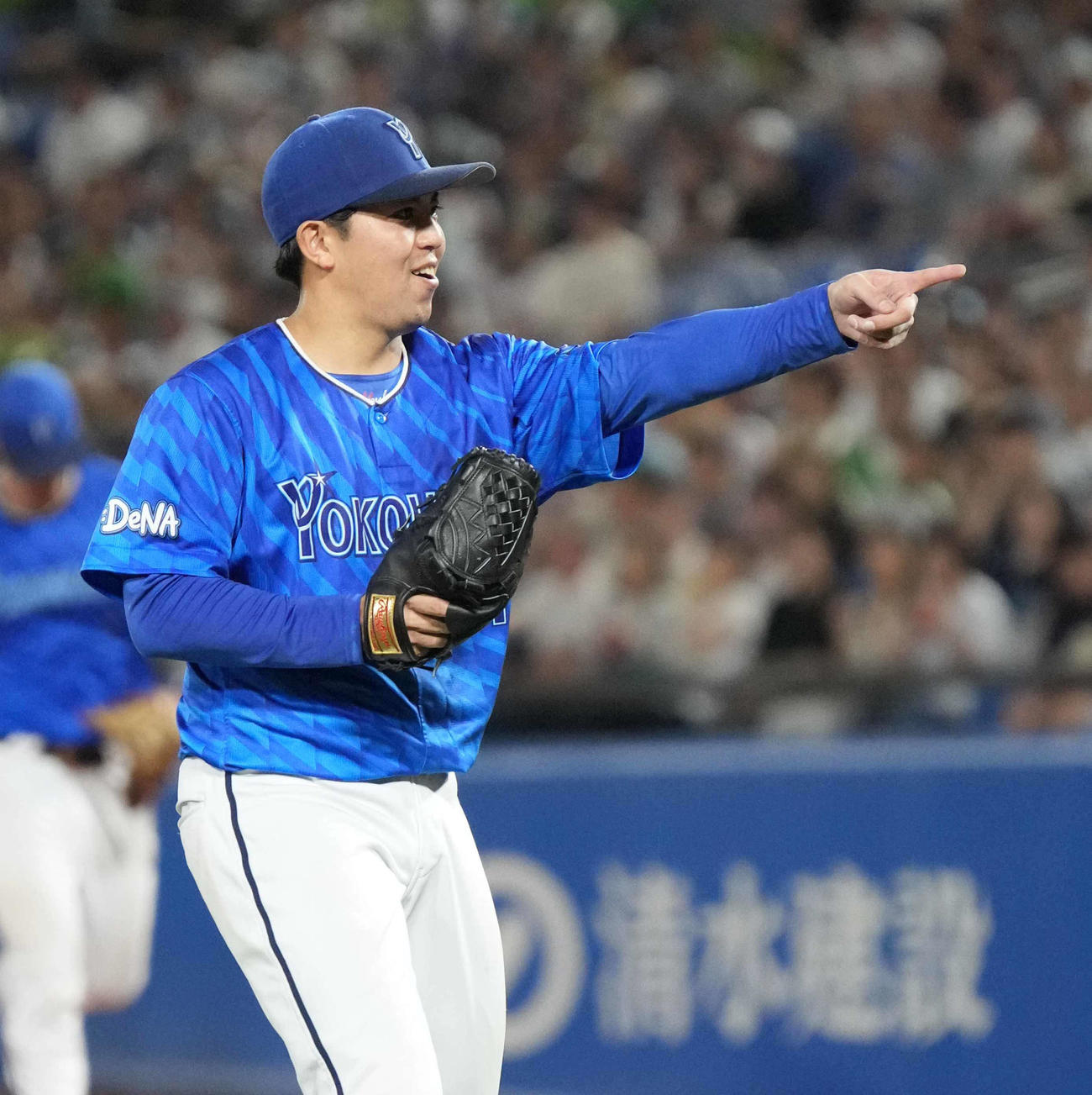 ヤクルト対DeNA 6回裏ヤクルト2死二、三塁、DeNA先発の東は古賀を投直に仕留め山本を指さす（撮影・小沢裕）