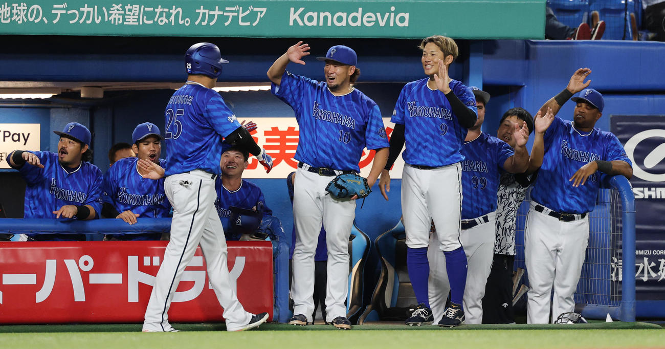 ヤクルト対DeNA 6回表DeNA2死一、二塁、右越え3点本塁打を放ちベンチに迎えられる筒香（撮影・野上伸悟）