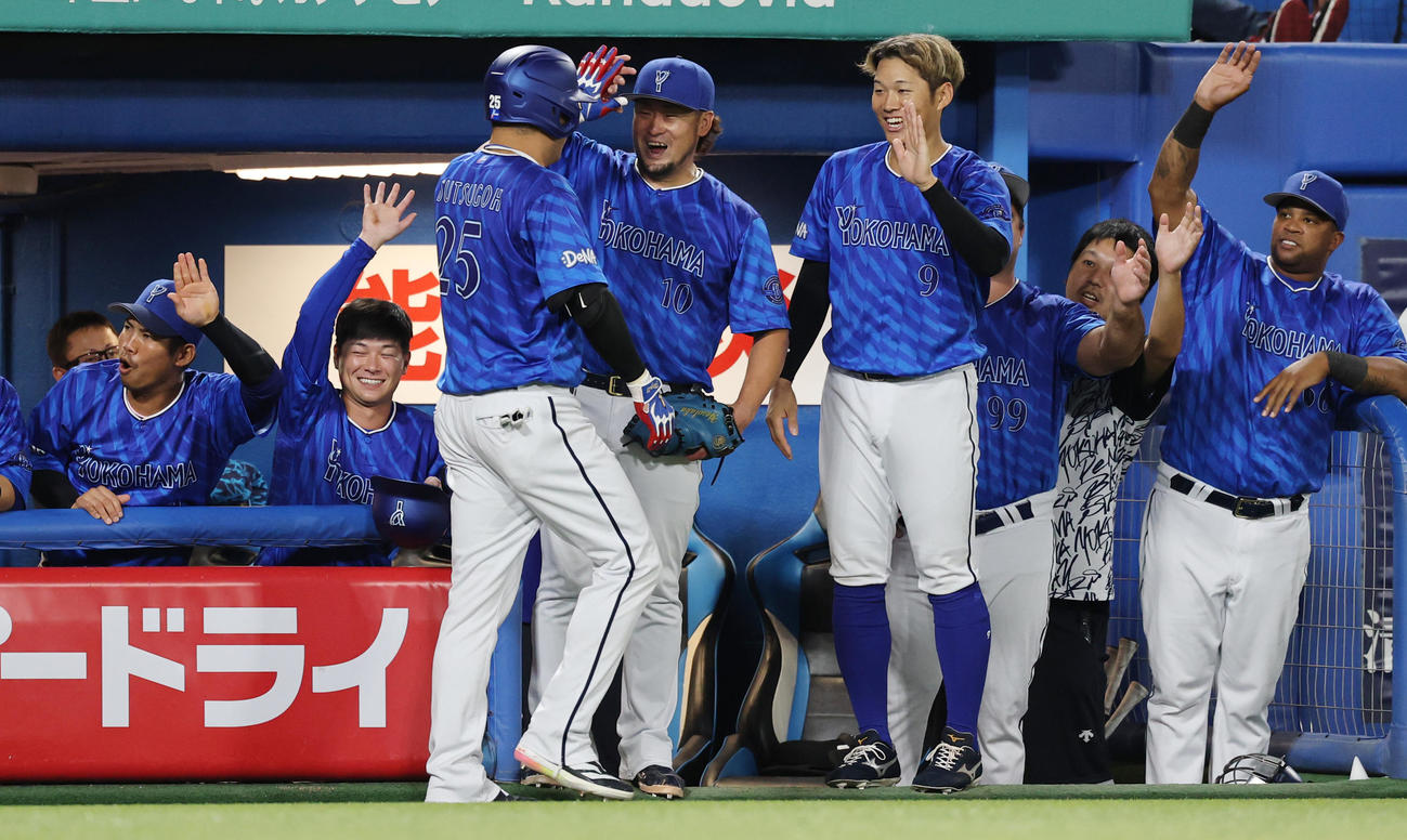 ヤクルト対DeNA 6回表DeNA2死一、二塁、右越え3点本塁打を放ちベンチに迎えられる筒香（撮影・野上伸悟）