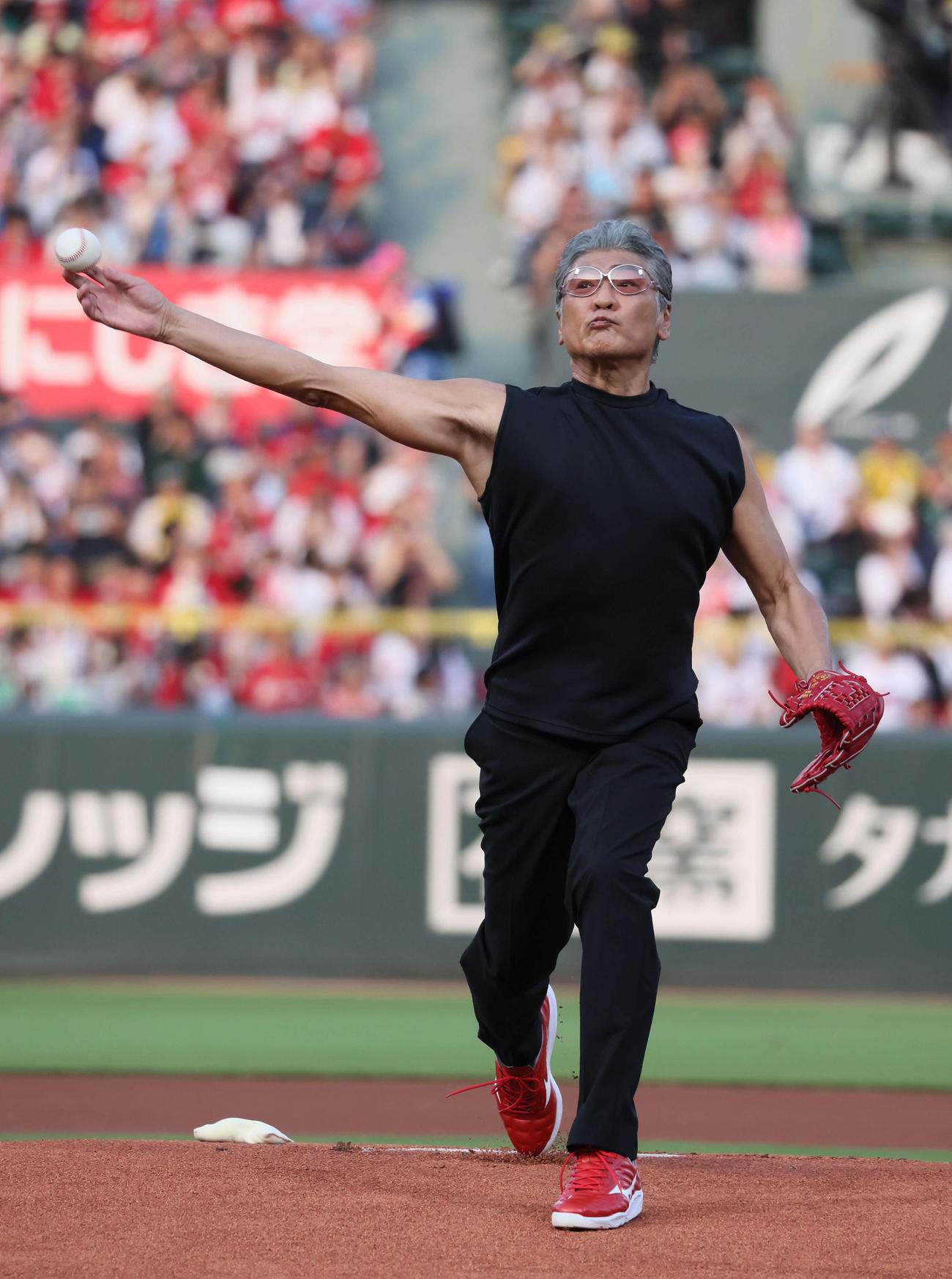 広島対阪神　ピースナイターの始球式で投げる吉川晃司（撮影・加藤孝規）