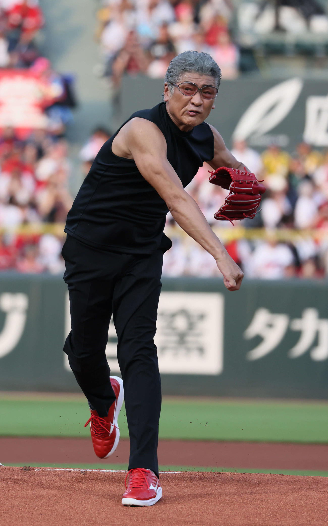 広島対阪神　ピースナイターの始球式で投げる吉川晃司（撮影・加藤孝規）