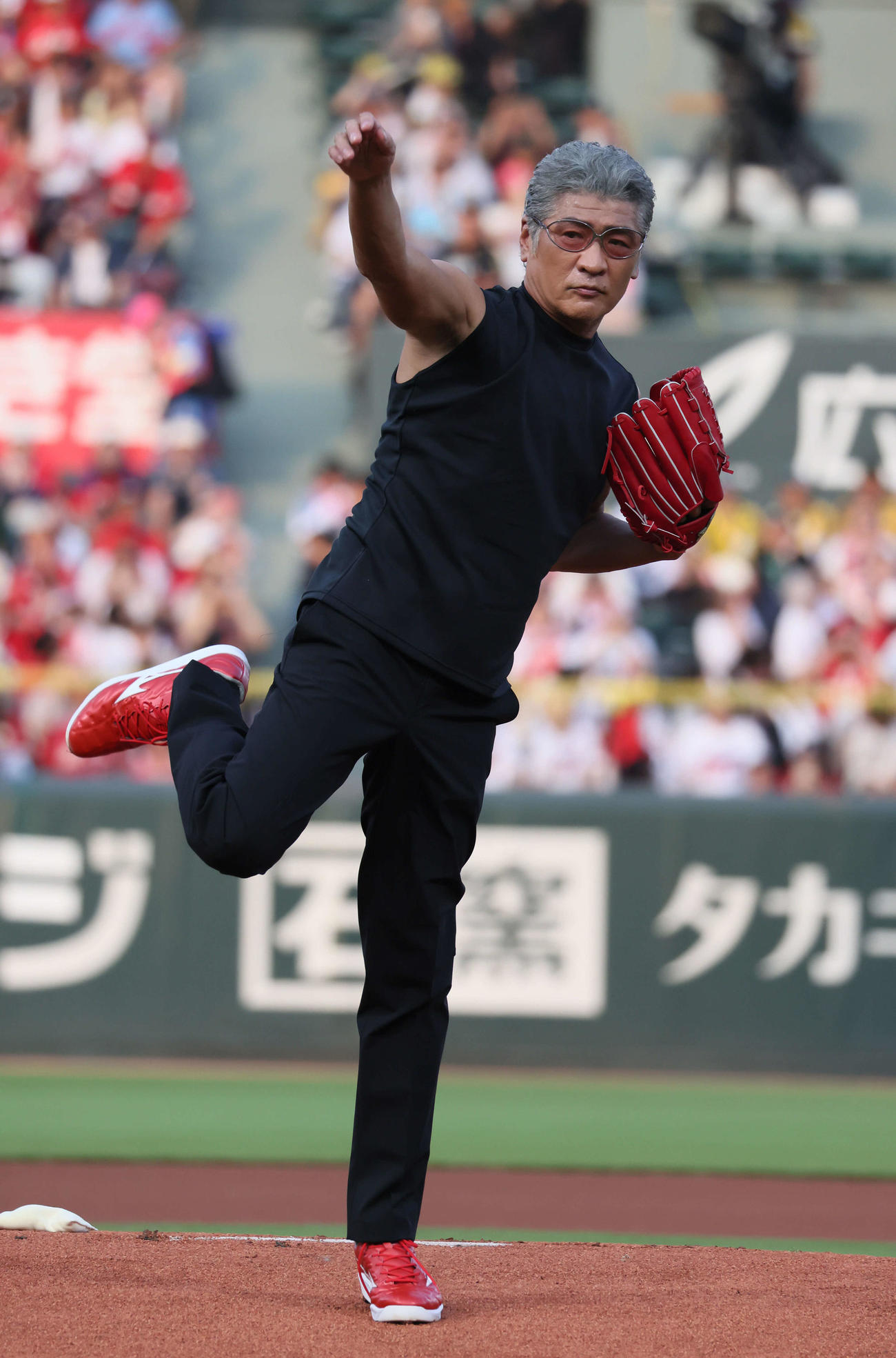 広島対阪神　ピースナイターの始球式で投げる吉川晃司（撮影・加藤孝規）