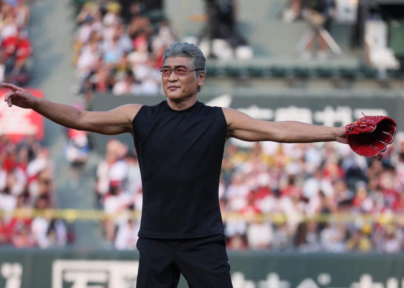 広島対阪神　ピースナイターの始球式で投げる吉川晃司（撮影・加藤孝規）