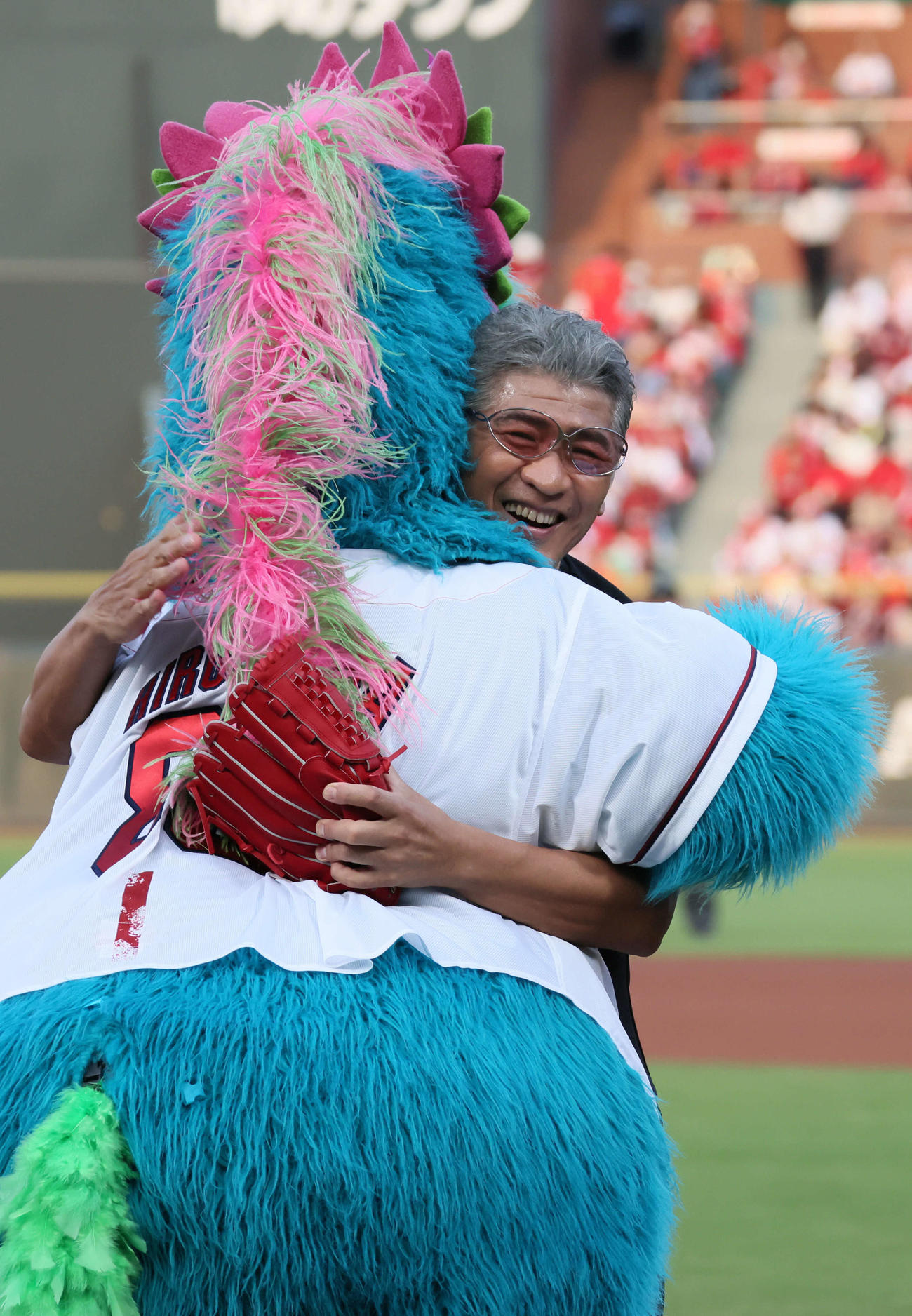 広島対阪神　ピースナイターの始球式で投げた吉川晃司はスラィリーと抱擁（撮影・加藤孝規）