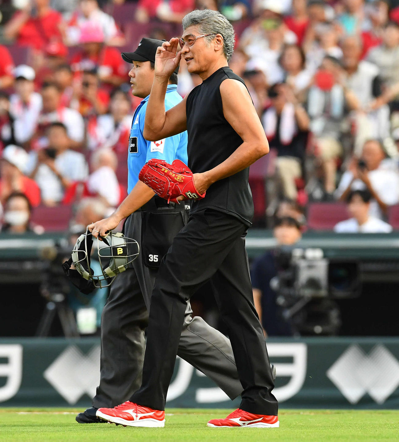 広島対阪神　始球式のマウンドへ向かう歌手の吉川晃司（撮影・岩下翔太）