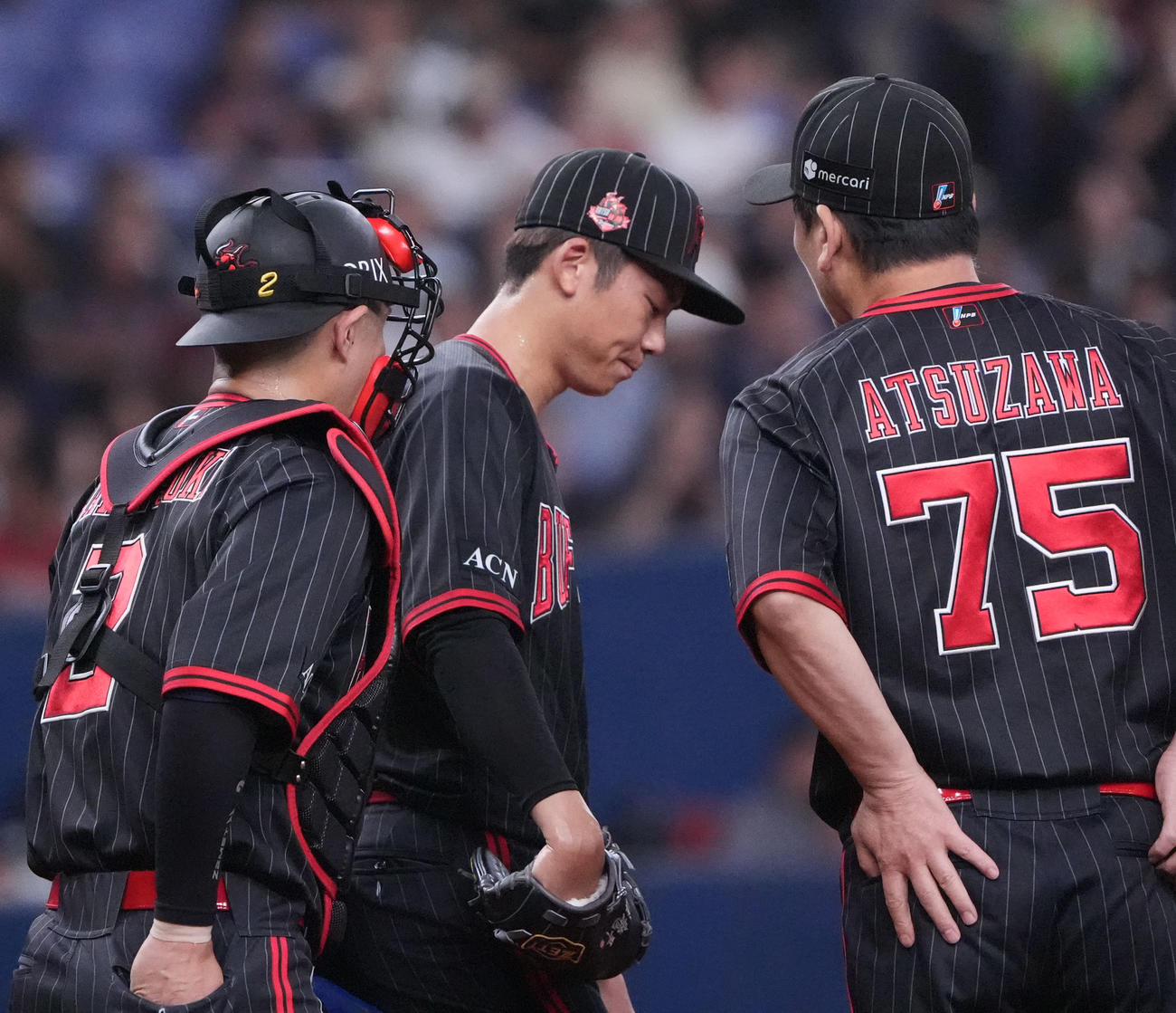 オリックス対楽天　1回表楽天2死一、二塁、マウンドの曽谷（中央）のもとに集まるオリックスナイン（撮影・森本幸一）
