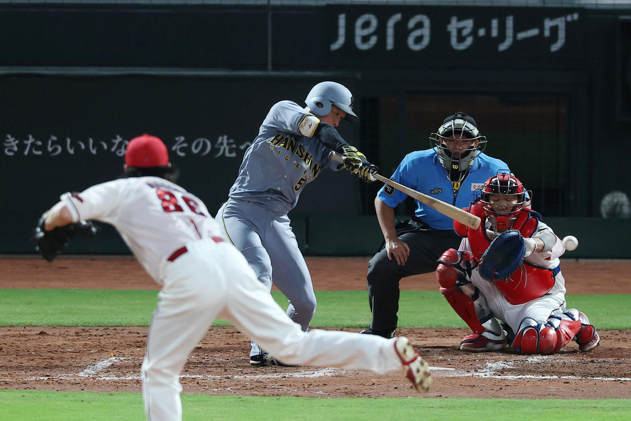 広島対阪神　5回表阪神1死、左前打を放つ近本。投手大瀬良（撮影・前田充）