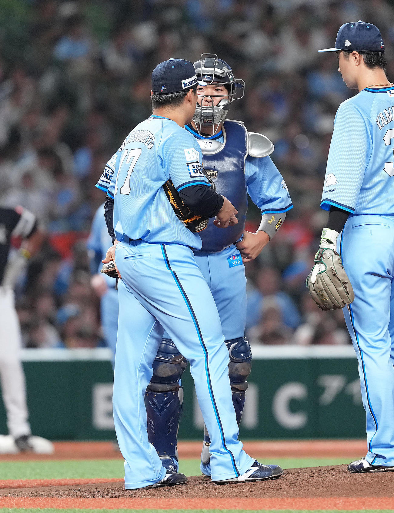 西武対ソフトバンク　1回、マウンドで話す西武の松本航（左）と捕手柘植（撮影・足立雅史）
