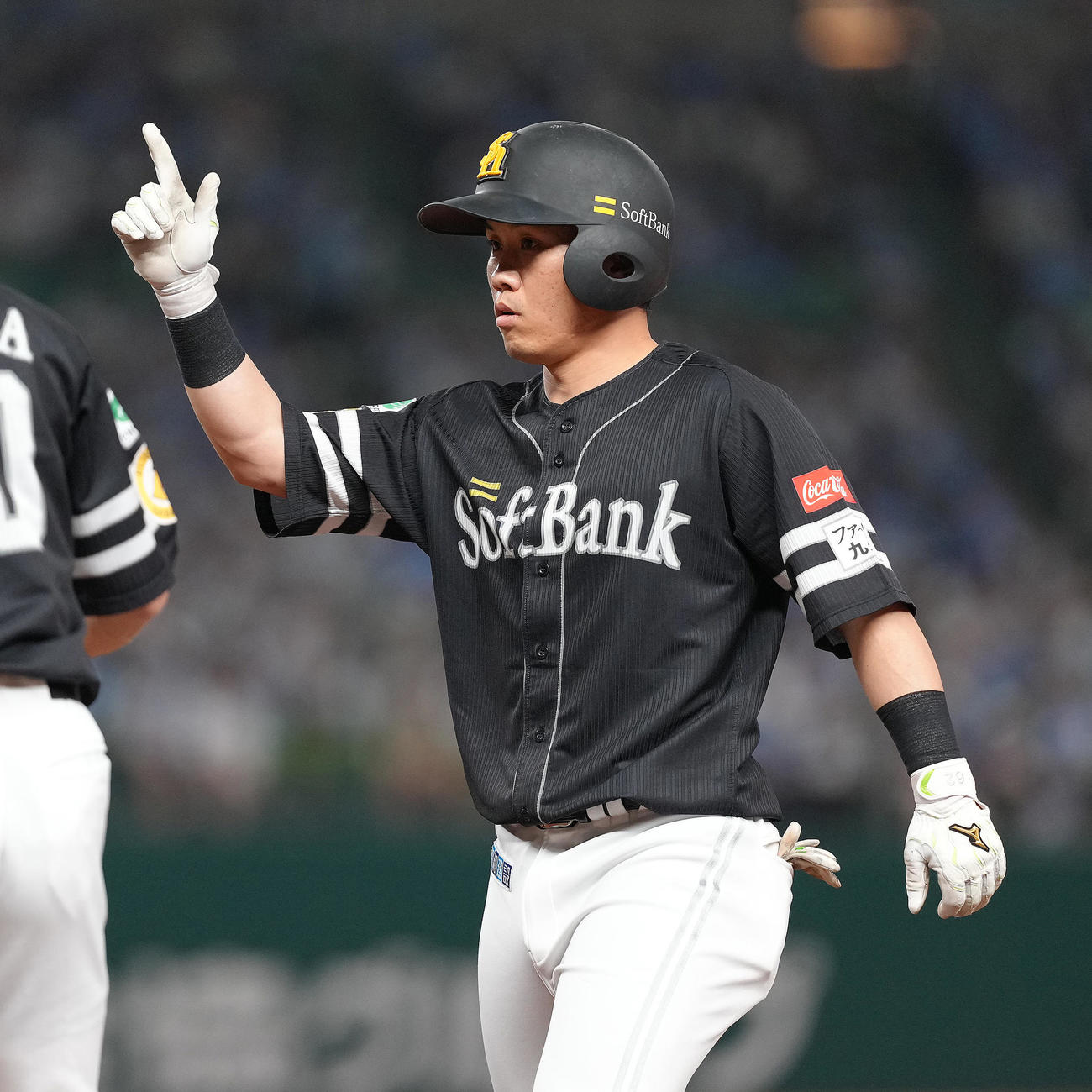 西武対ソフトバンク　1回表ソフトバンク2死満塁、海野は中前2点適時打を放ちベンチにポーズ（撮影・足立雅史）
