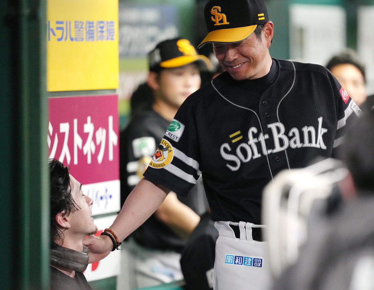 西武対ソフトバンク　6回3失点でベンチに戻ったソフトバンク先発上沢（左）をねぎらう小久保監督（撮影・足立雅史）