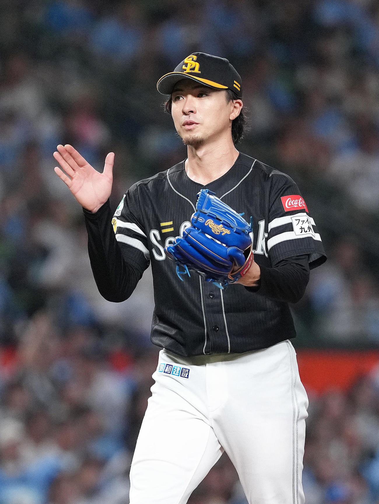 西武対ソフトバンク　4回裏西武の攻撃を3者凡退で終え、グラブをたたく上沢（撮影・足立雅史）