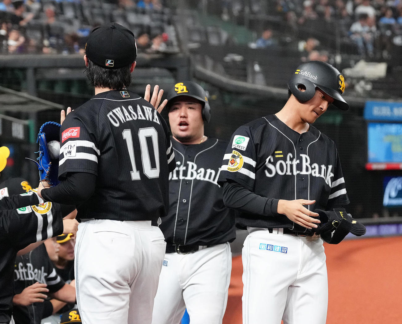 西武対ソフトバンク　1回表ソフトバンク2死満塁、海野の中前2点適時打で生還した山川（中央）と柳町（右）は上沢とタッチを交わす（撮影・足立雅史）