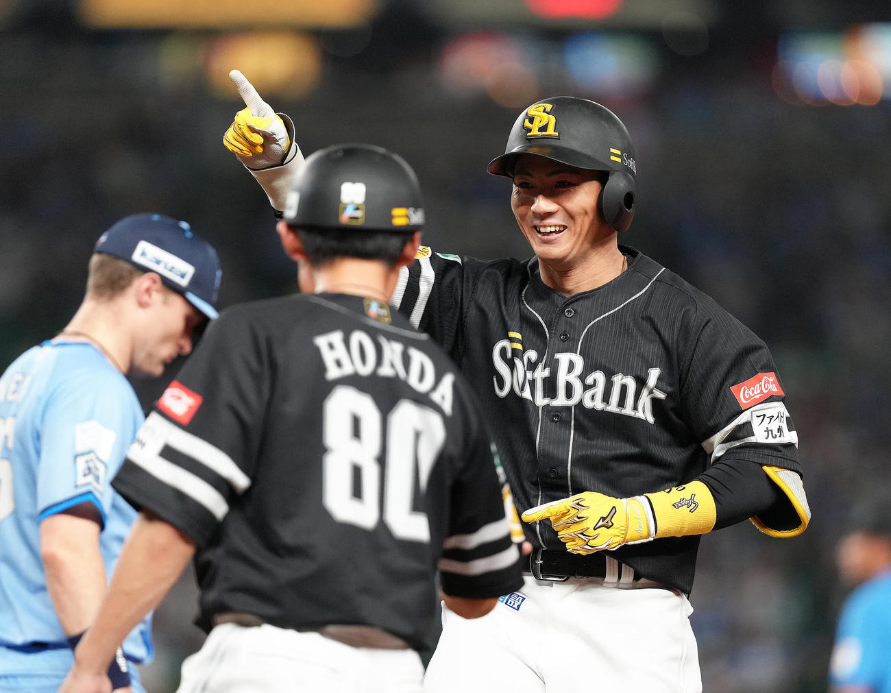 西武対ソフトバンク　1回表ソフトバンク2死一、三塁、佐藤直は左前適時打を放ち笑顔でポーズ（撮影・足立雅史）