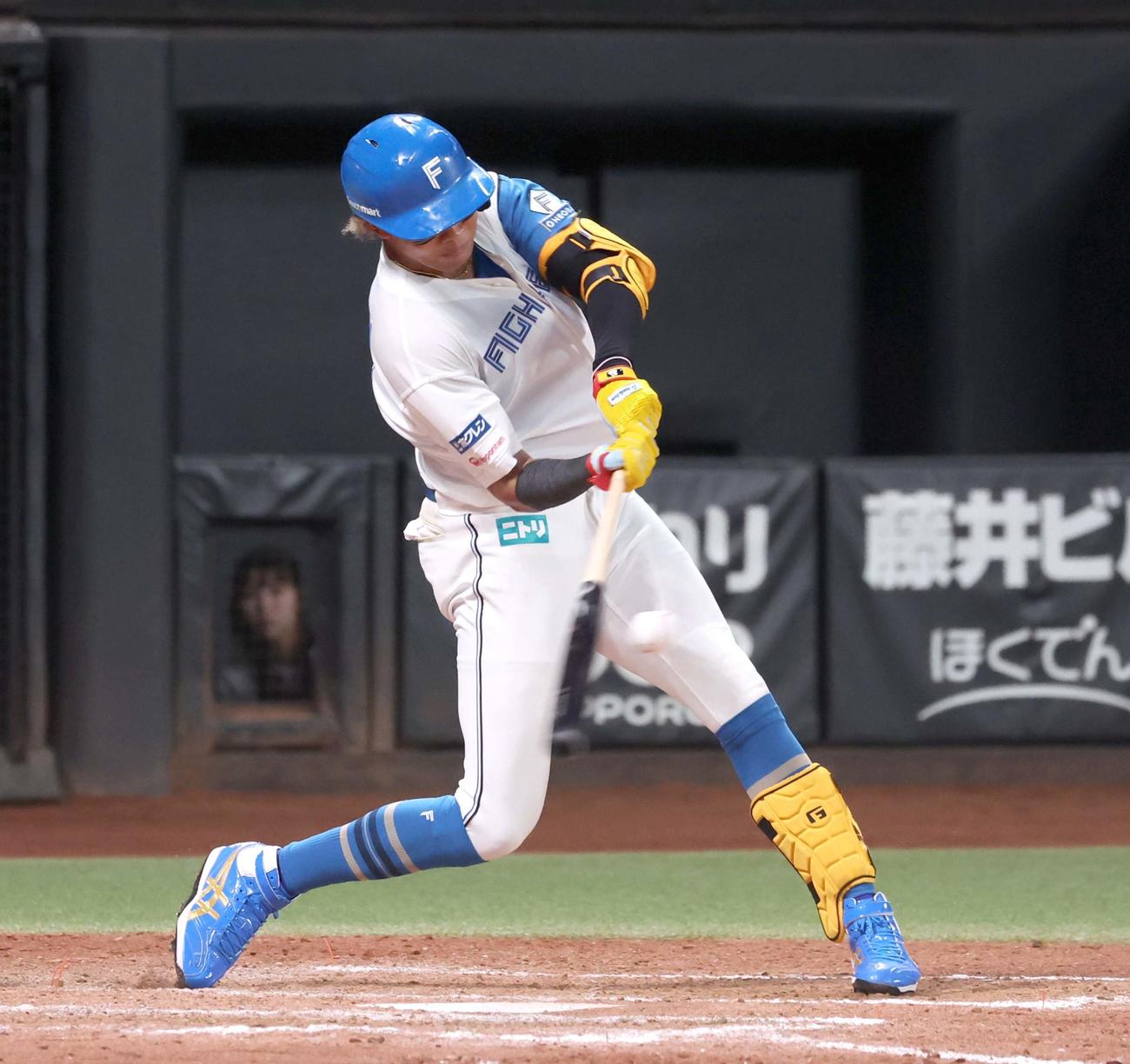 日本ハム対ロッテ　9回裏日本ハム1死満塁、左前にサヨナラ打を放つ水谷（撮影・黒川智章）