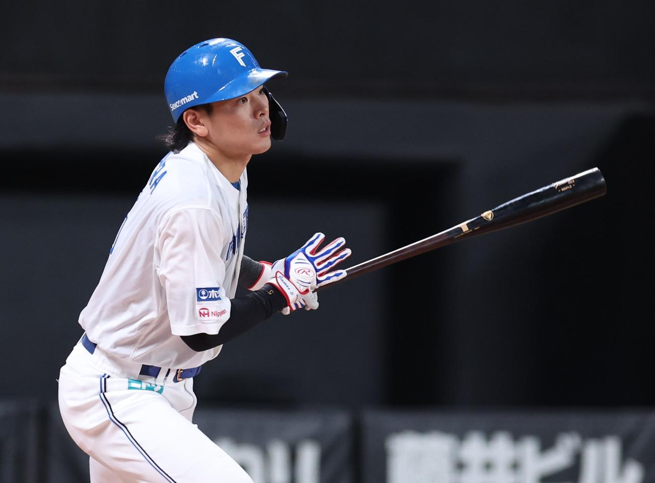 日本ハム対ロッテ　3回裏日本ハム2死、右中間に二塁打を放つ野村（撮影・黒川智章）