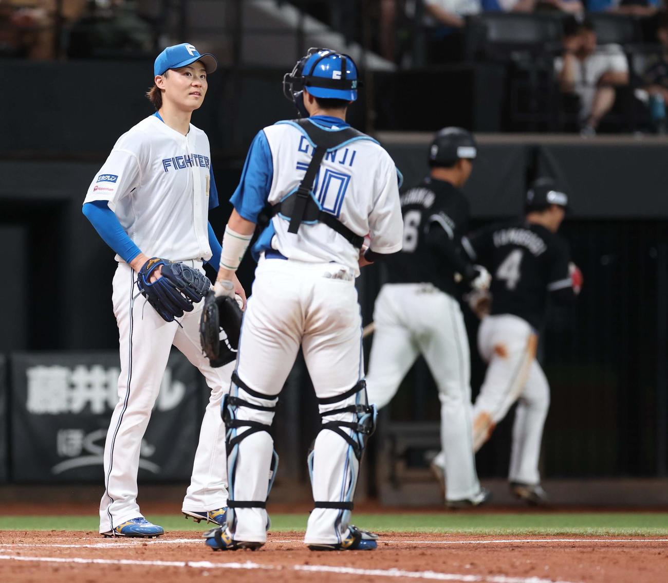 日本ハム対ロッテ　5回表ロッテ1死三塁、西川に右犠飛を浴びる山崎（左）（撮影・黒川智章）