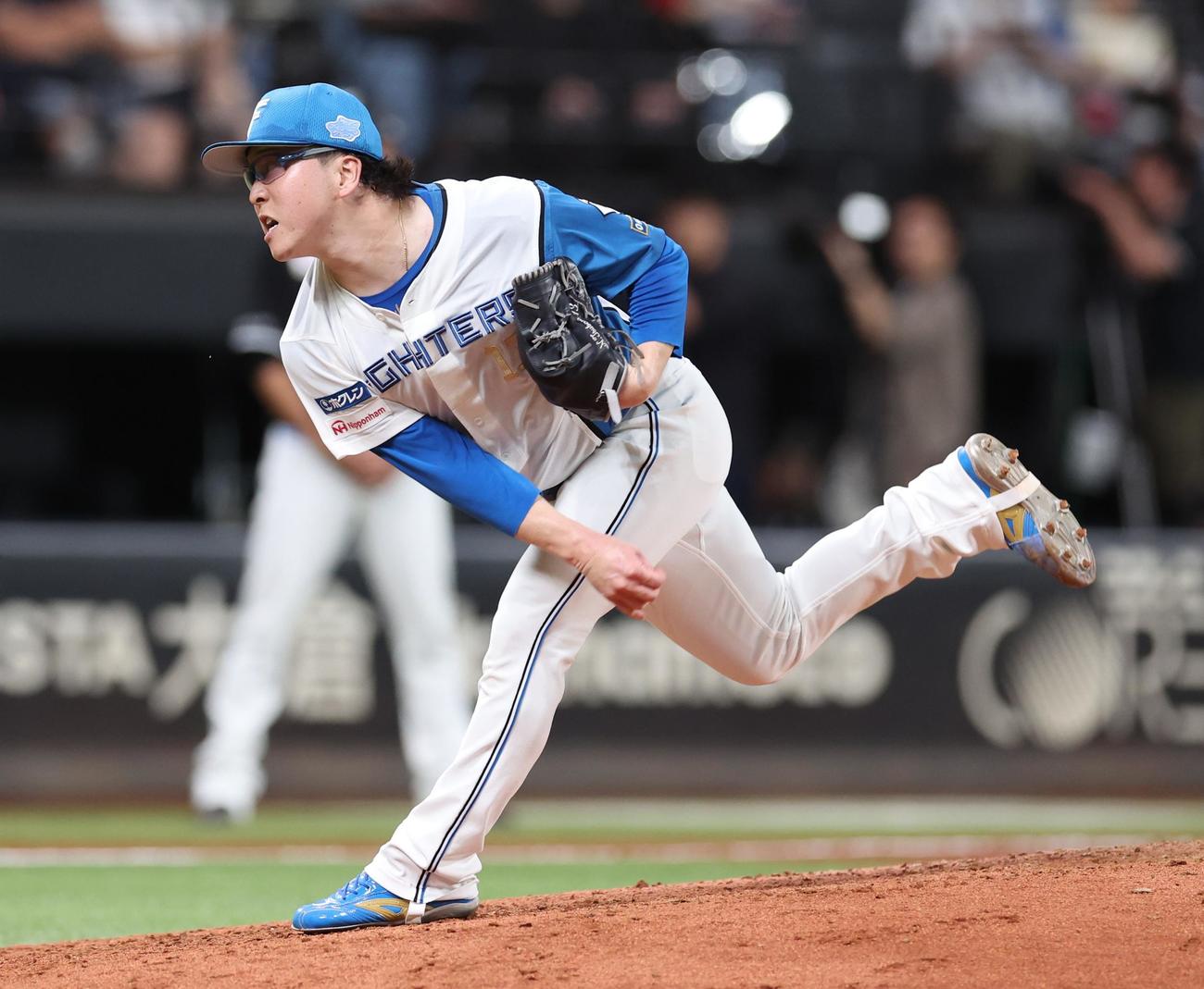 日本ハム対ロッテ　6回に登板の生田目（撮影・黒川智章）