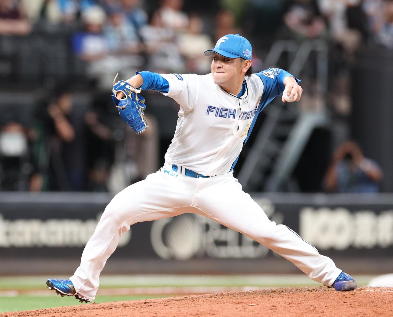 日本ハム対ロッテ　7回途中登板の河野（撮影・黒川智章）