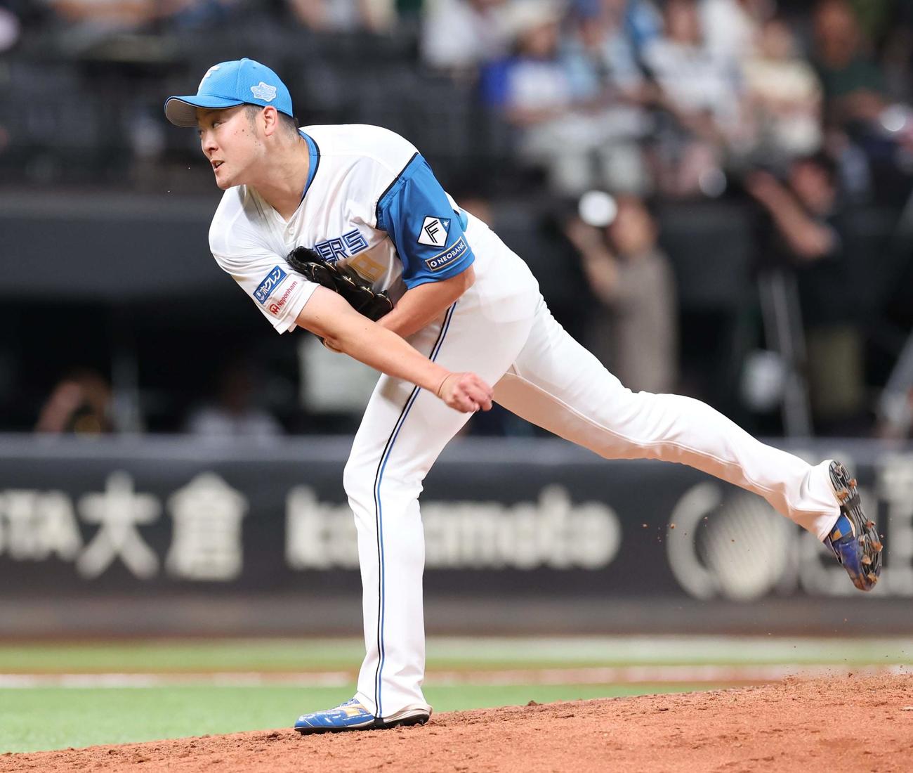 日本ハム対ロッテ　8回に登板の斉藤（撮影・黒川智章）