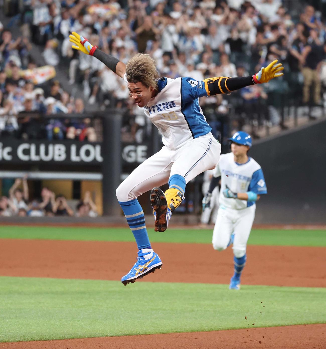 日本ハム対ロッテ　9回裏日本ハム1死満塁、左前にサヨナラ打を放ちジャンプして喜ぶ水谷（撮影・黒川智章）