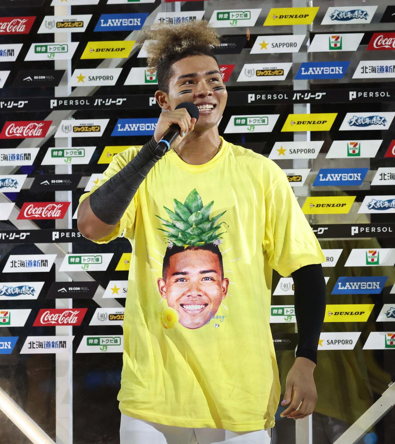 日本ハム対ロッテ　ヒーローインタビューでパイナップルTシャツを披露する水谷（撮影・黒川智章）
