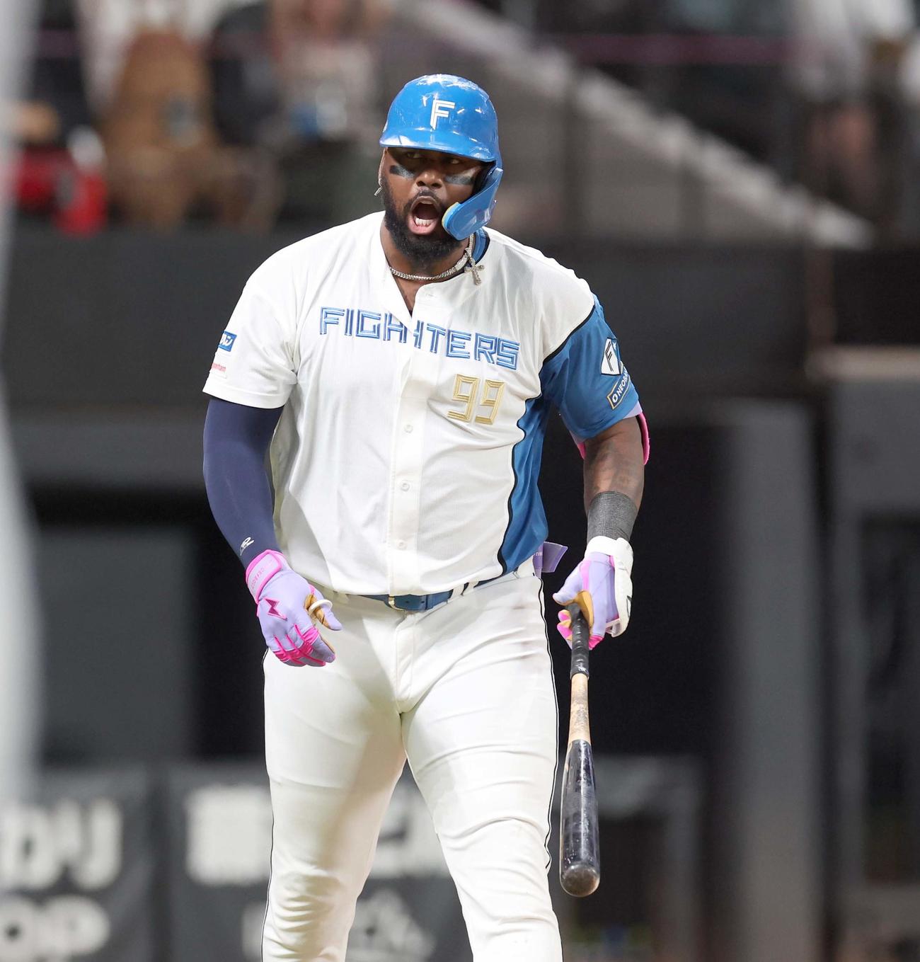 日本ハム対ロッテ　8回裏日本ハム2死、左越え本塁打を放ち叫ぶレイエス（撮影・黒川智章）