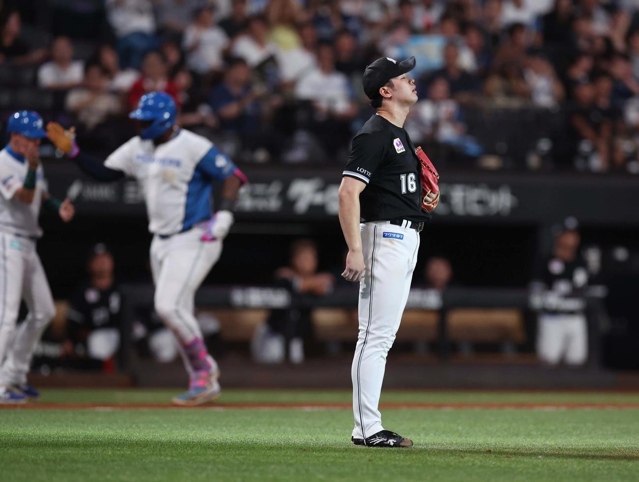 日本ハム対ロッテ　8回裏日本ハム2死、レイエスに左越え本塁打を浴びる種市（撮影・黒川智章）