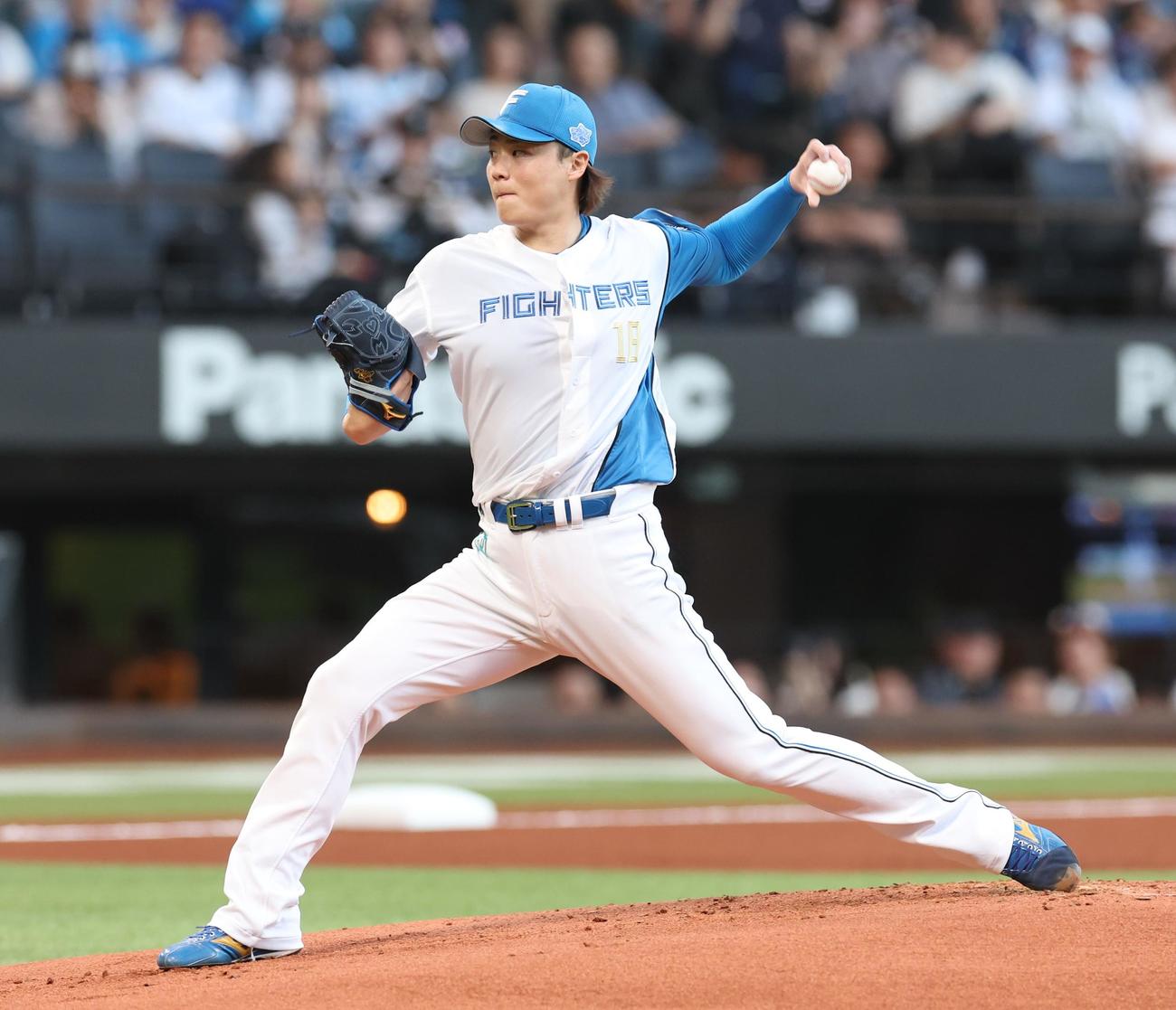 日本ハム対ロッテ　日本ハム先発の山崎（撮影・黒川智章）