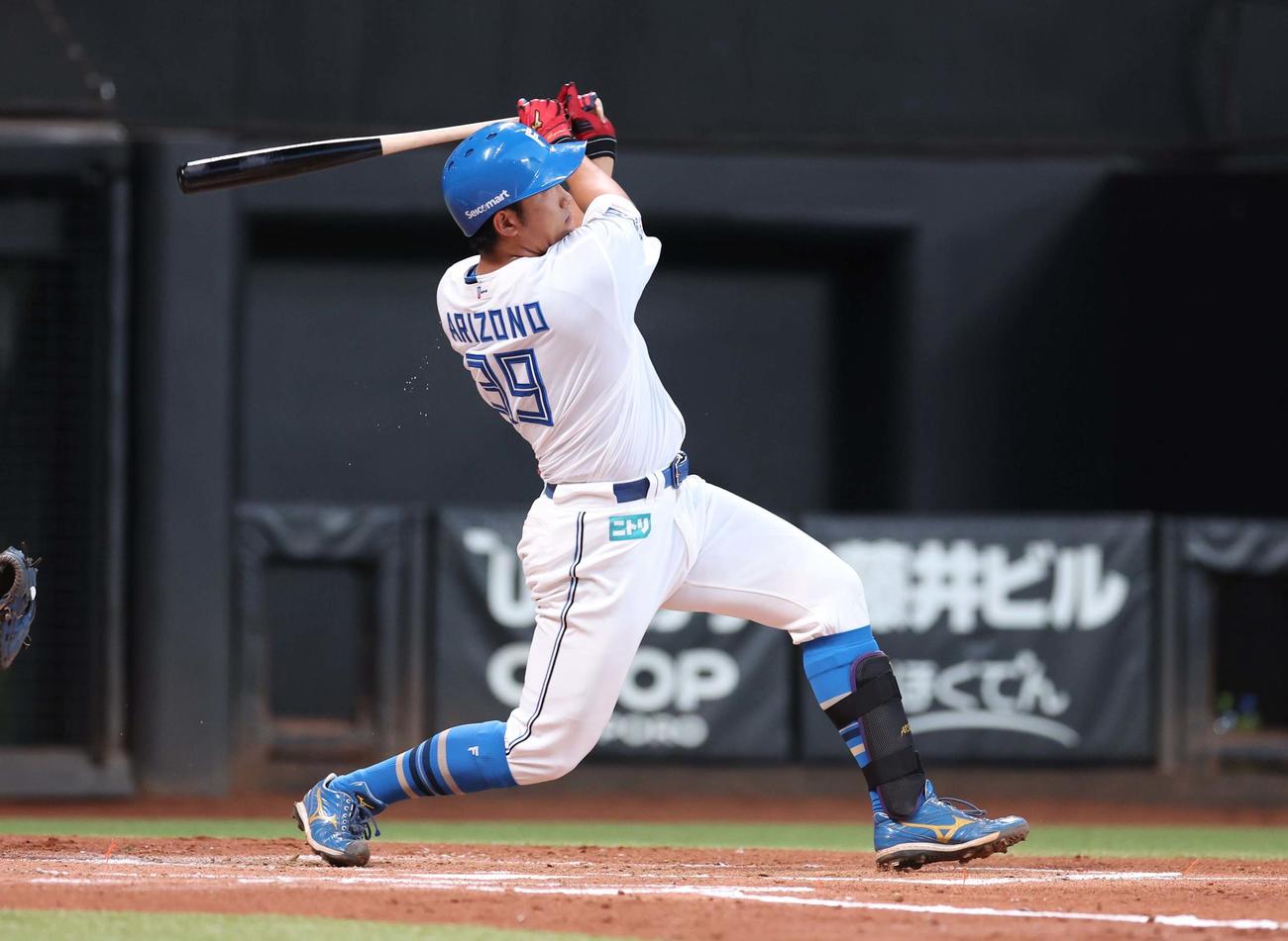 日本ハム対ロッテ　2回裏日本ハム1死二塁、左中間にプロ初安打となる適時二塁打を放つ有薗（撮影・黒川智章）
