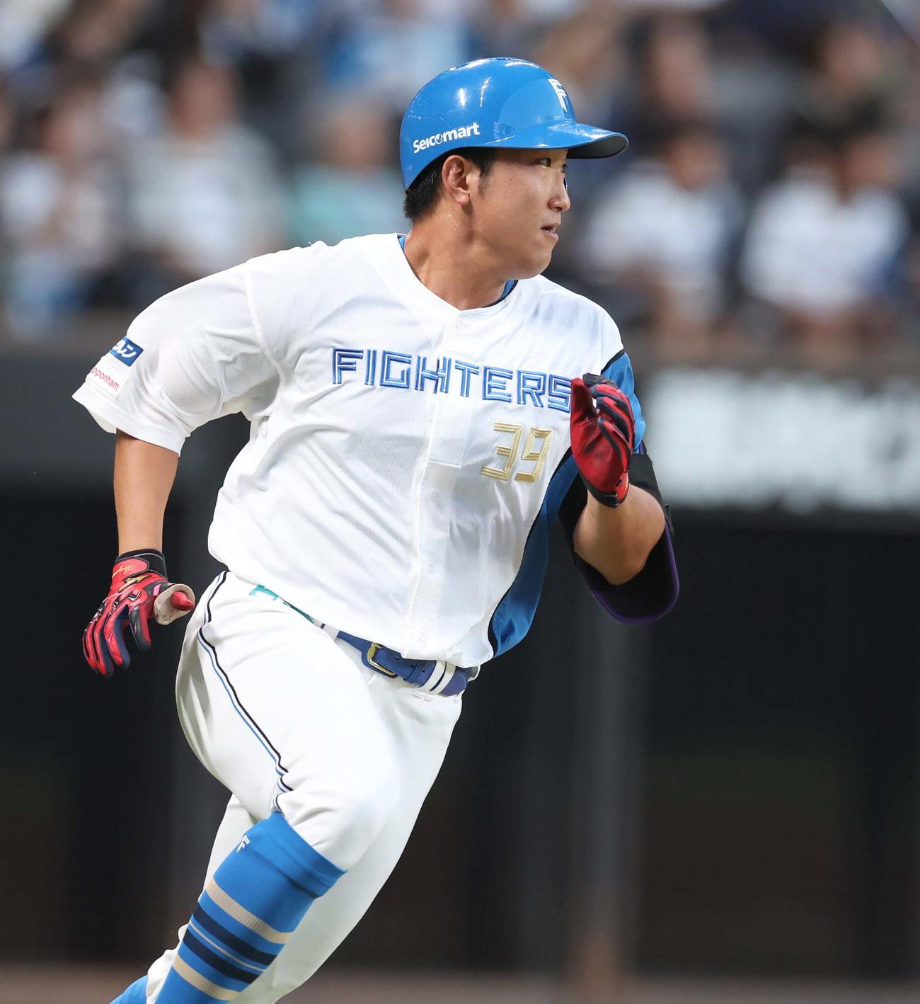 日本ハム対ロッテ　2回裏日本ハム1死二塁、左中間に適時二塁打を放つ有薗（撮影・黒川智章）