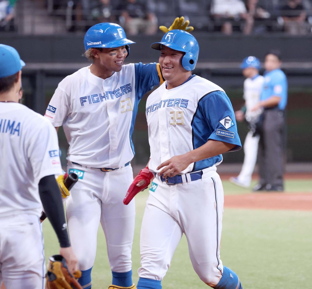 日本ハム対ロッテ　2回裏にプロ初安打を放ちナインに出迎えられ笑顔の有薗（撮影・黒川智章）