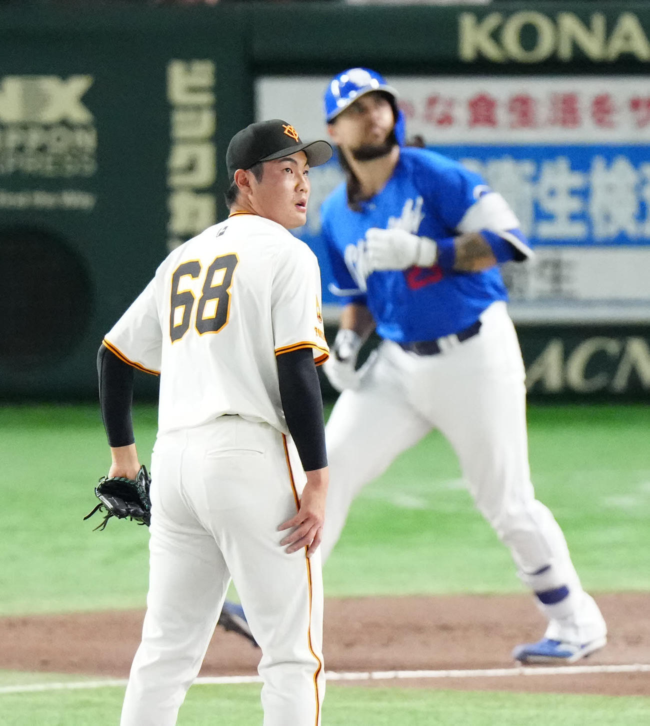 巨人対中日　6回表中日無死、チェイビス（後方）にソロ本塁打を浴びる菊地（撮影・江口和貴）