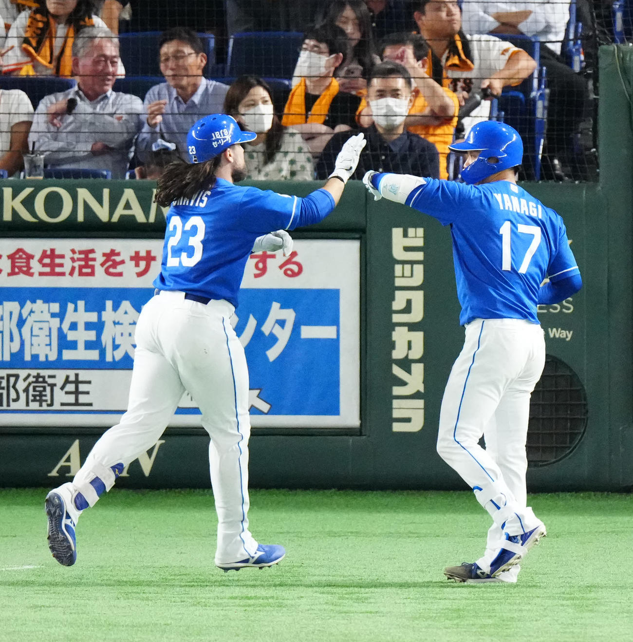 巨人対中日　6回表中日無死、ソロ本塁打を放ったチェイビス（左）とタッチを交わす柳（撮影・江口和貴）