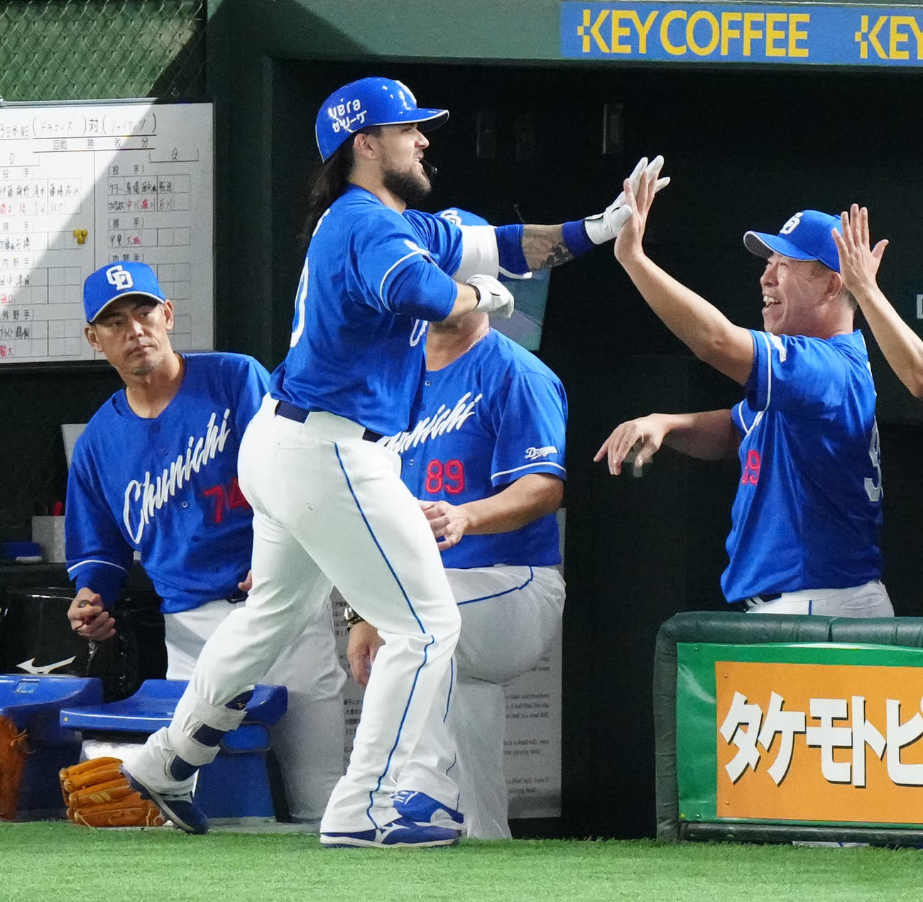 巨人対中日　6回表中日無死、ソロ本塁打を放ったチェイビス（中央）とタッチを交わし笑顔を見せる井上監督（右）（撮影・江口和貴）