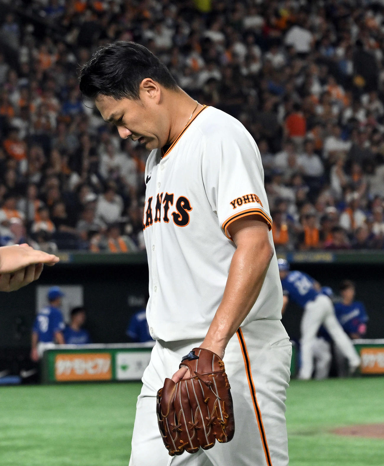 巨人対中日　5回表に3失点し悔しげな表情で引き揚げる巨人先発の田中将（撮影・滝沢徹郎）