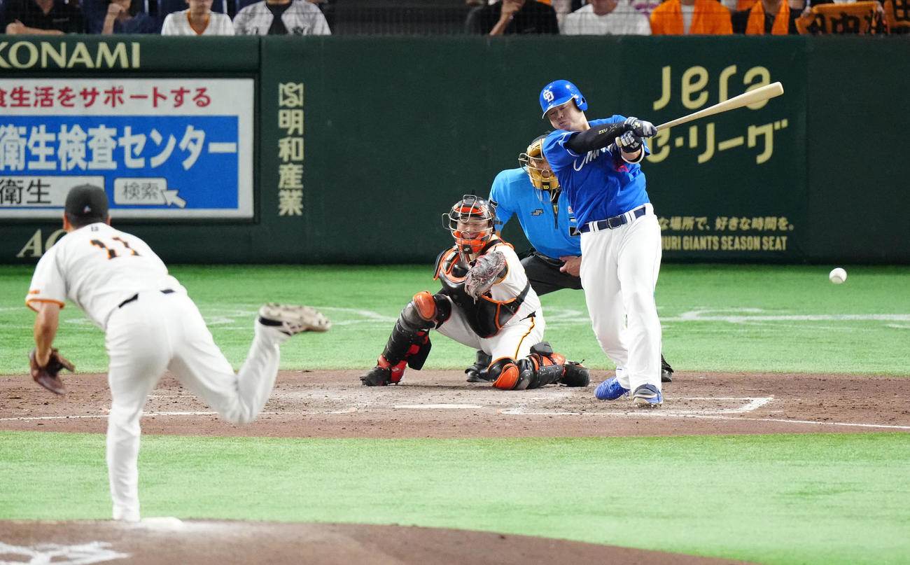巨人対中日　5回表中日1死二塁、三ゴロに倒れる細川。投手田中将（撮影・江口和貴）